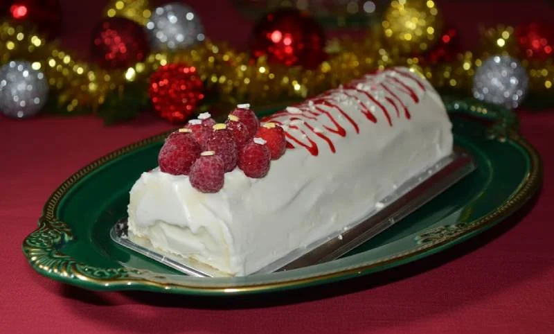 Bûche glacée vanille, meringues et cœur de framboise