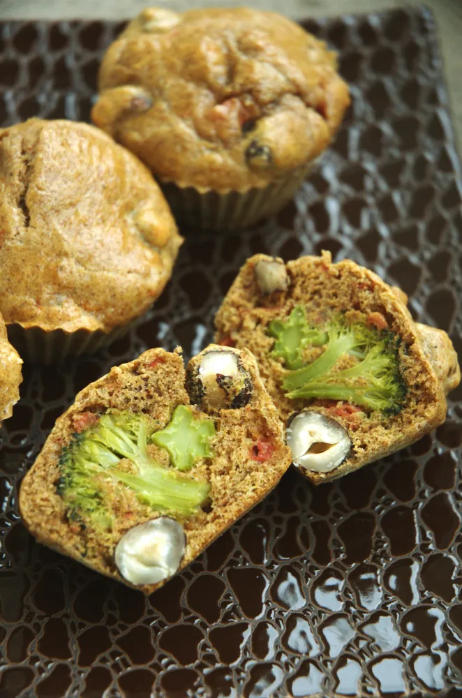 Cake aux brocolis, tomates et noisettes