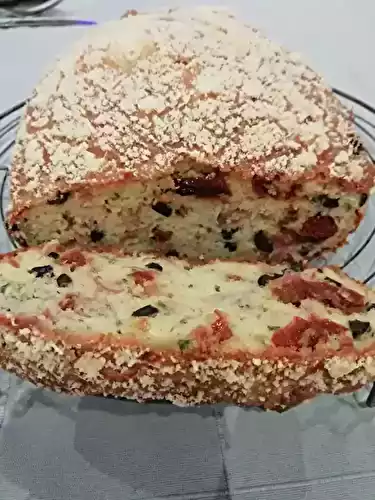 Cake méditerranéen gratiné au parmesan et à la coppa