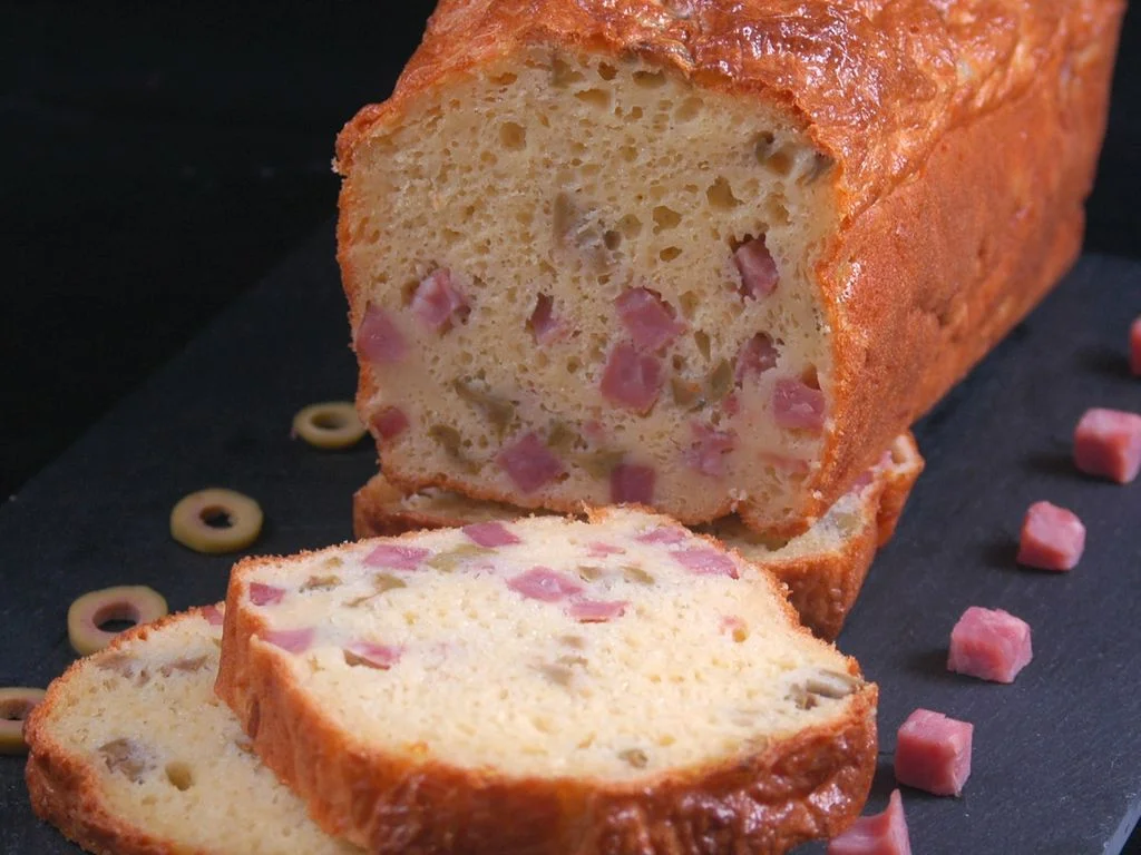 Cake salé au jambon et aux olives