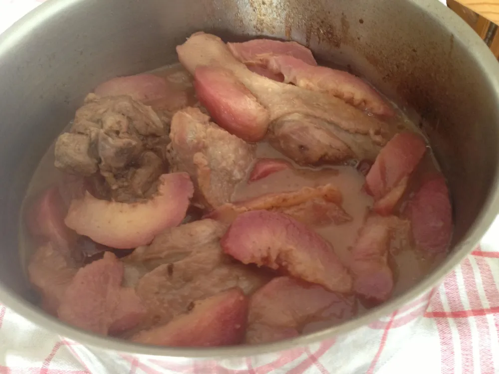 Canard aux pêches de vigne et aux raisins