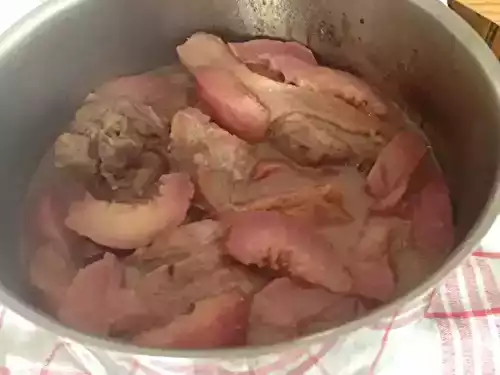 Canard aux pêches de vigne et aux raisins