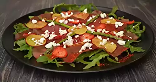 Carpaccio de bresaola, nectarines, fraises et chèvre au miel sur lit de rucola