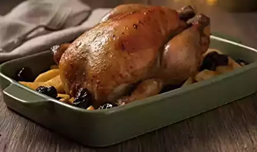 Chapon de pintade aux pommes et aux pruneaux