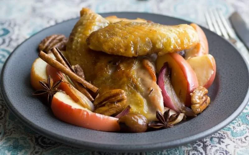 Chapon de pintade aux pommes, noix de pécan