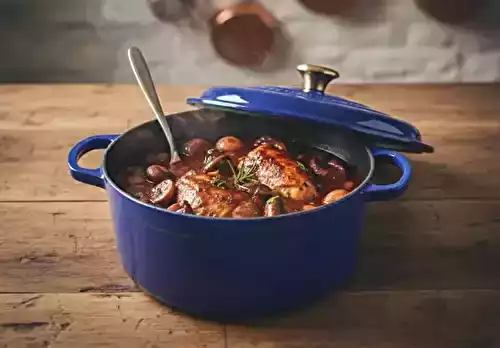 Chapon rôti en cocotte au four – Recette moelleuse et juteuse