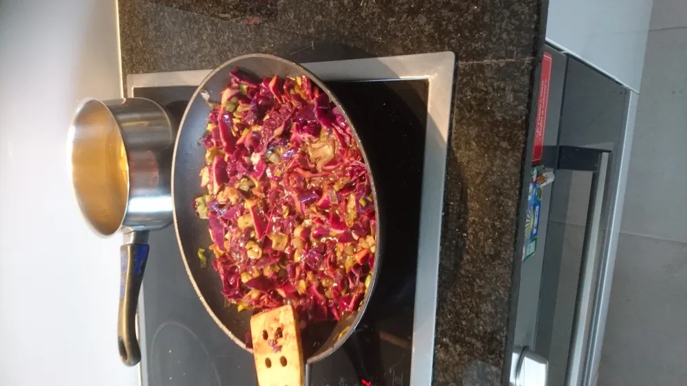 Chou rouge et poireaux au bleu de bresse