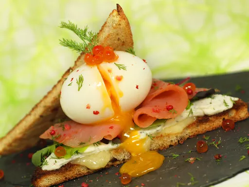 Club sandwich saumon fumé-mozzarella-oeuf mollet