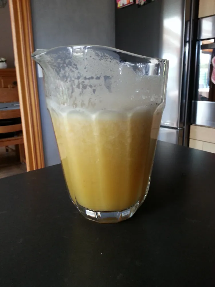 Cocktail détox pêche/ananas/orange/banane