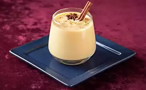 Cocktail festif au rhum et lait de poule (Eggnog)