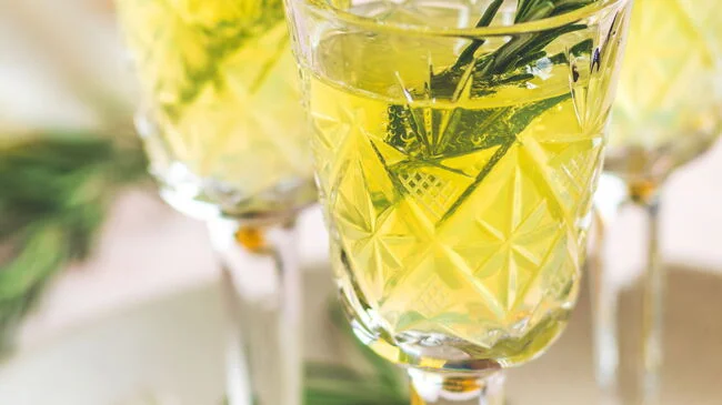 Cocktail frais au limoncello et romarin