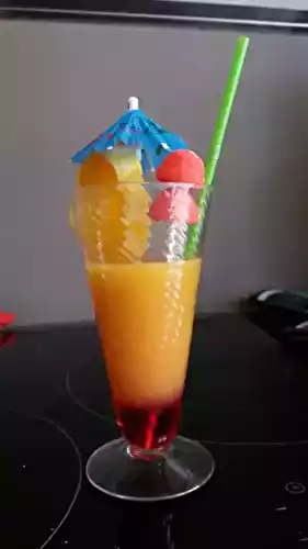 Cocktail sans alcool (orange, sirop de grenadine, jus d'orange, fraises tagada)