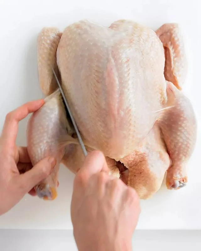 Comment Découper un Poulet Entier : Guide Technique Complet Étape par Étape
