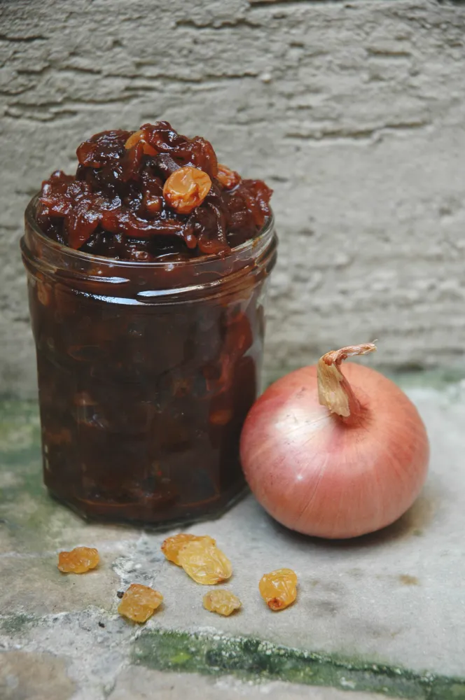 Confit doignons de Roscoff au vinaigre balsamique et aux raisins