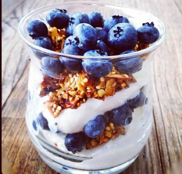 Coupe au yaourt grec et muesli
