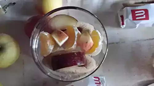 Coupe de fruits et de biscuits au chocolat