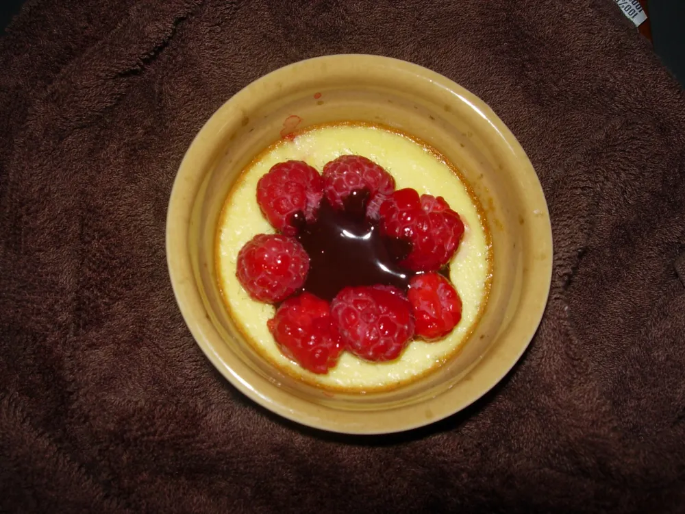 Crème aux oeufs couronnée de framboises et chocolat