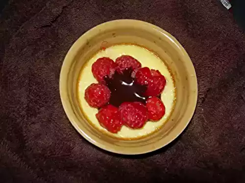 Crème aux oeufs couronnée de framboises et chocolat