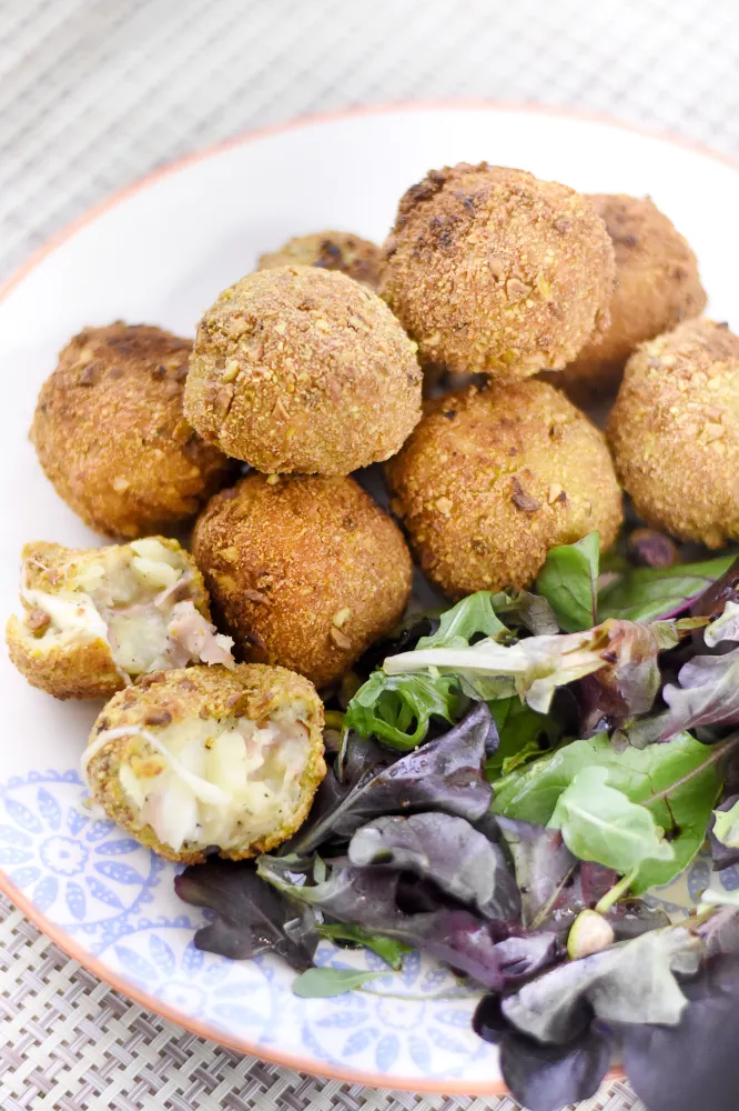 Croquettes de pomme de terre, mortadelle et mozzarella, avec panure de pistaches concassées