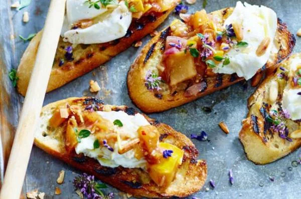 Crostinis de burrata au chutney de nectarine