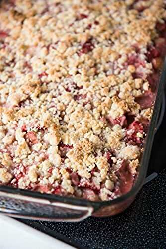 Crumble aux pêches et aux myrtilles