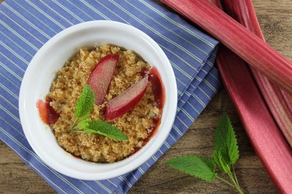 Crumble de rhubarbe, fraises et noix de coco