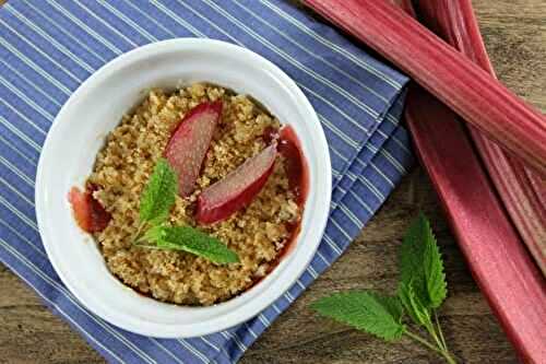 Crumble de rhubarbe, fraises et noix de coco