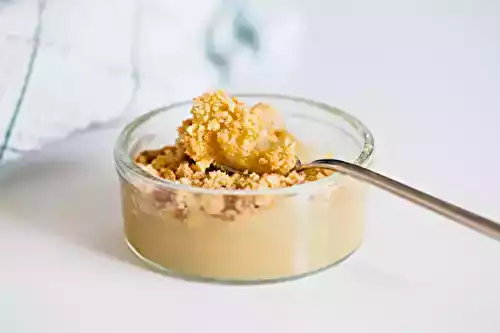 Crumble poires et litchis parfumé au cognac