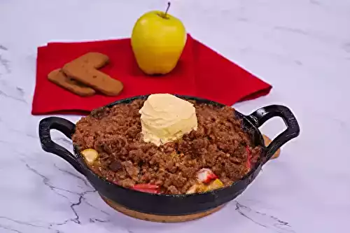 Crumble pommes, fraises, rhubarbe aux speculoos