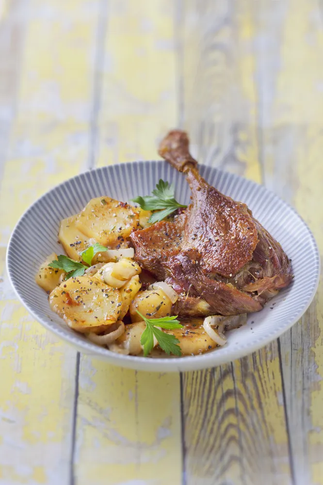 Cuisses de canard aux pommes de terre confites
