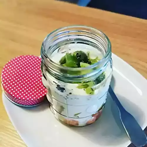 Dessert dananas caramélisé et fromage blanc sur lit de biscuit rose