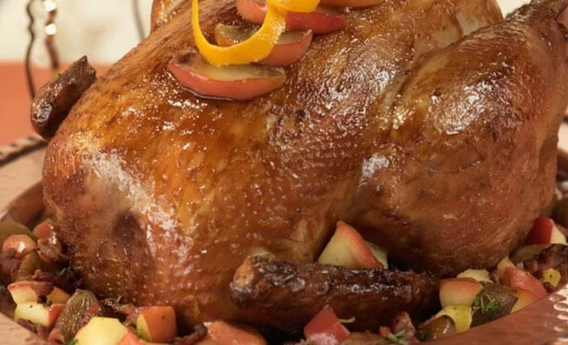 Dinde de Noël farcie au foie gras et aux pommes