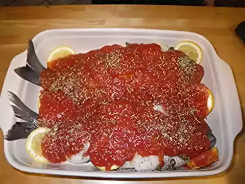 Dorade au four facile (à la tomate et aux câpres)
