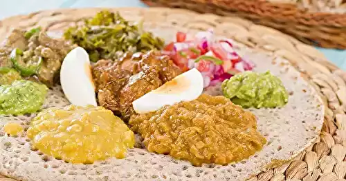 Doro wat sur injera ou ragoût de viande épicé à l’éthiopienne