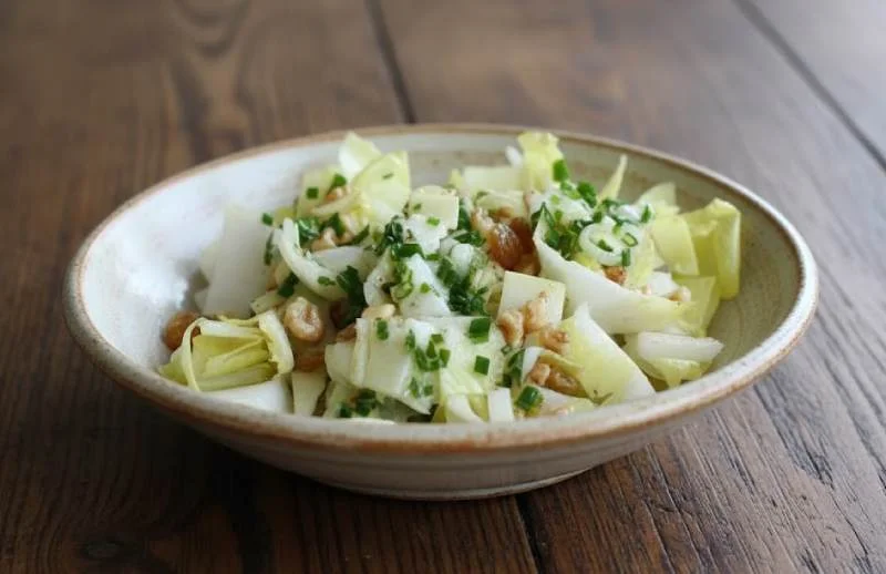 Endives et noix en salade parfumée au miel