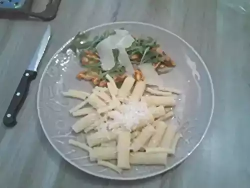 Escalope de dinde, pesto rosso, roquette et parmesan.