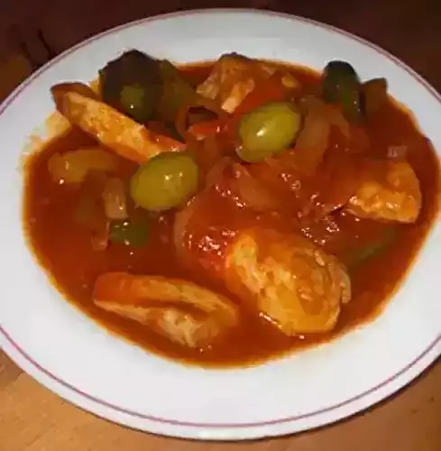 Escalope de veau à la tomate, aux olives et aux anchois