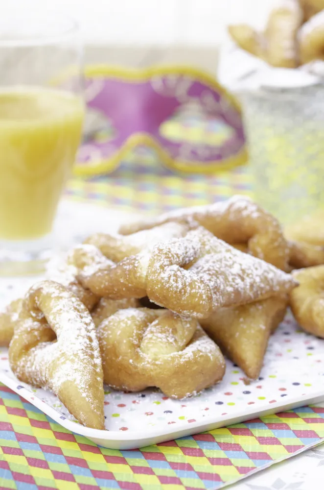 Faverolles ( appellées aussi bugnes ou beignets )