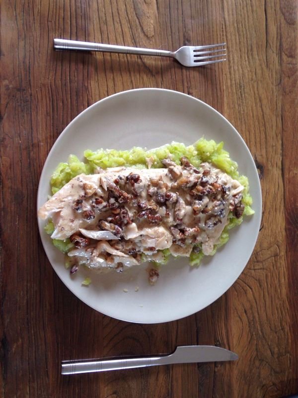 Filet de cabillaud sur lit de tagliatelles de courgettes et sa sauce bleue-noix