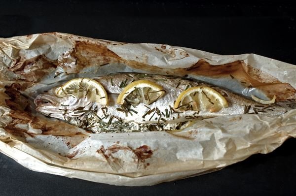 Filet de merlan aux tomates braisées sur un coulis de persil