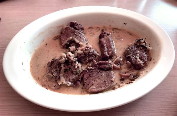 Filet mignon à la moutarde à l'ancienne, sauge et vinaigre de framboise