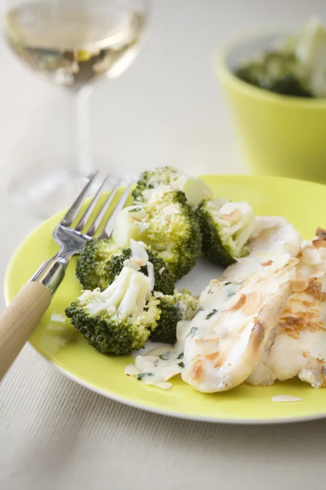 Filets de soles au basilic et brocolis sautés aux amandes