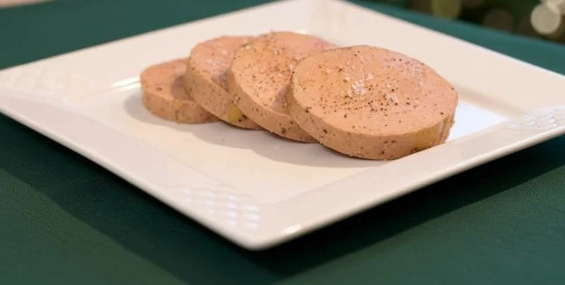 Foie gras mi-cuit maison et son chutney de dattes aux fruits secs