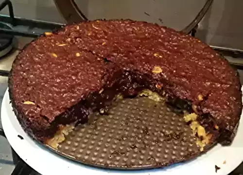 Fondant-brownies au chocolat-cacahuète sur son croustillant cacahuète