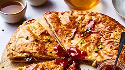 Galette des rois à la confiture de fraises et aux pistaches