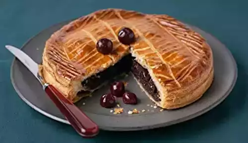 Galette des rois gourmande au chocolat et aux cerises