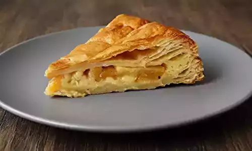 Galette des rois gourmande aux pommes et kiwis caramélisés
