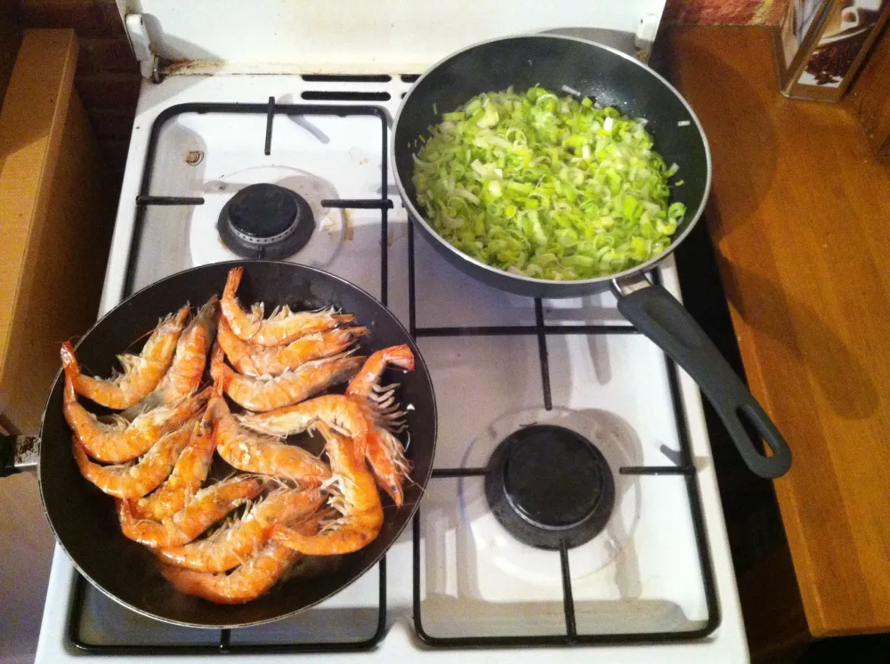 Gambas grillées à la crème aux échalotes et fondue de poireaux