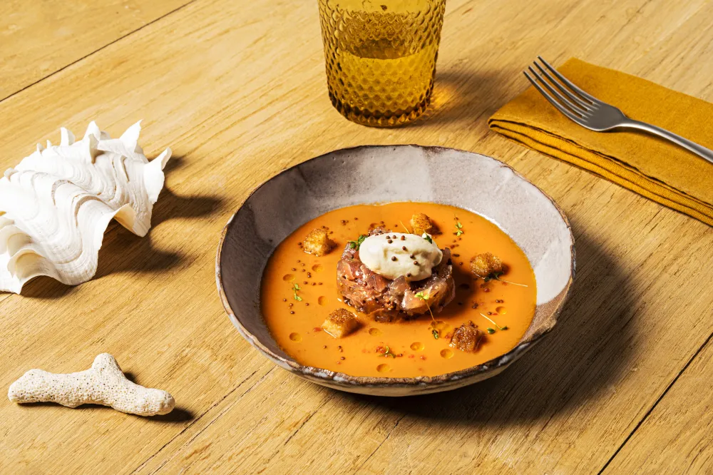 Gaspacho piquillos, tartare de thon rouge, crème de moutarde par Hélène Darroze