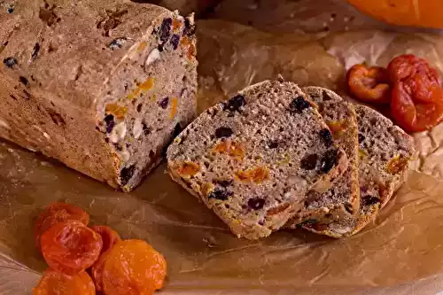 Gâteau au potiron, aux raisins et aux écorces dagrumes
